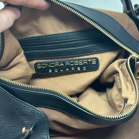 Sondra Robert’s Squared black pebbled leather shoulder bag with pouch - Picture 7 of 10